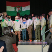 Cserkészek tisztelegnek a zászlónak a mainzi csapat 40 éves jubileumi ünnepségén