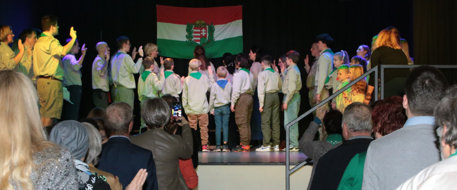 Cserkészek tisztelegnek a zászlónak a mainzi csapat 40 éves jubileumi ünnepségén